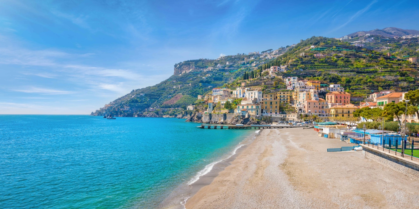 Spiaggia di Minori sulla Costiera Amalfitana con case colorate e lungomare