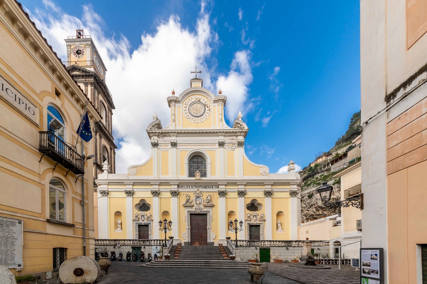 Facciata della Basilica di Santa Trofimena nel centro storico di Minori in Costiera Amalfitana