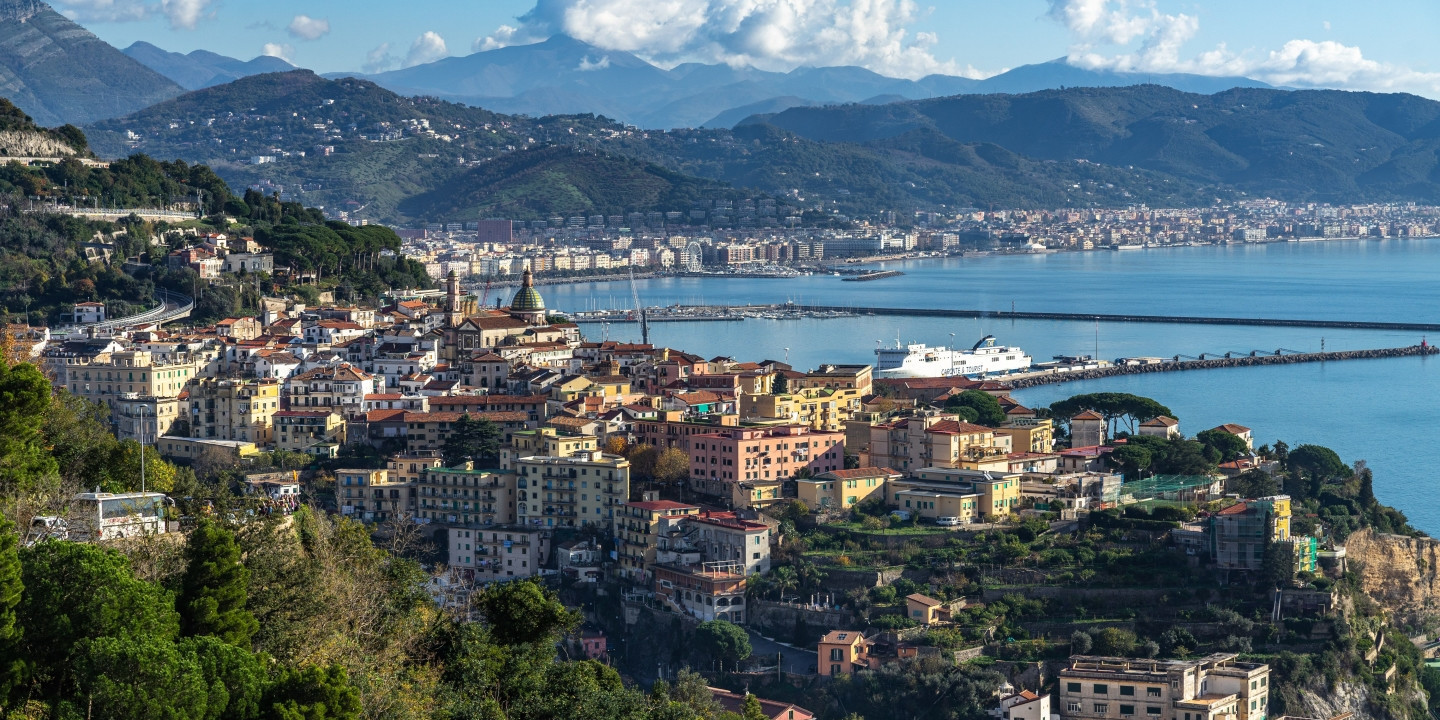 Romantica vista panoramica di Salerno e del Golfo di Salerno dalle colline sopra la città