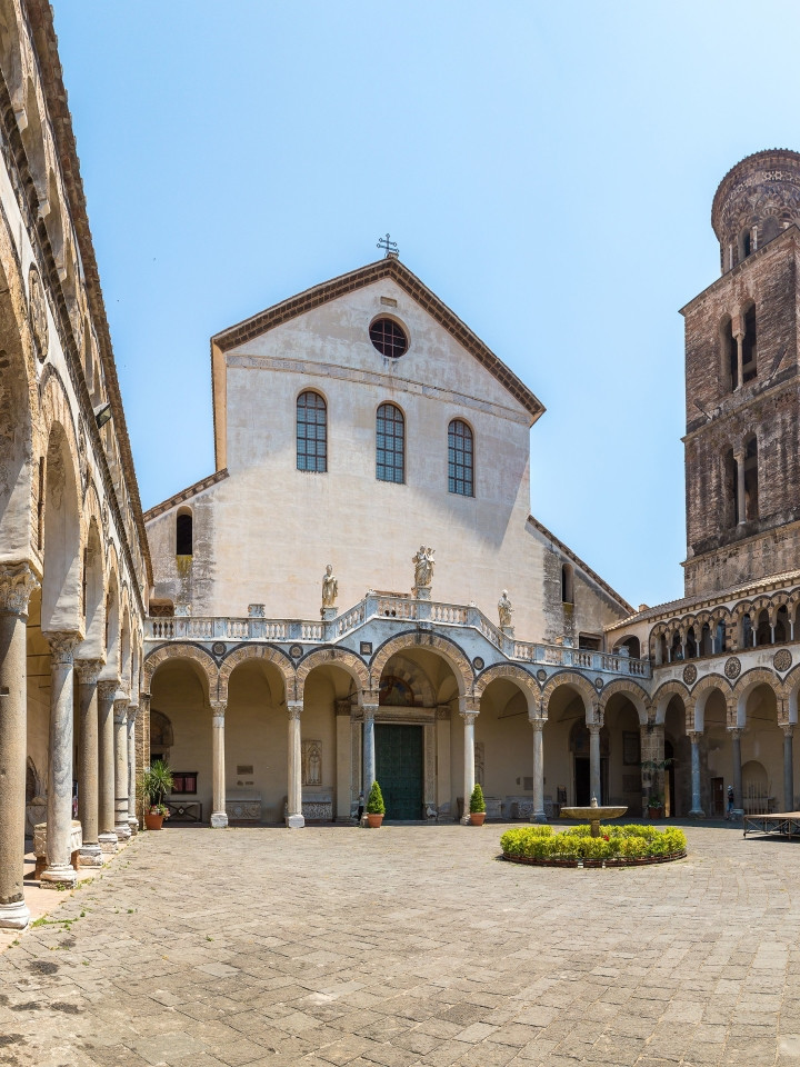 Chiostro della Cattedrale di Salerno Duomo di Salerno con archi e cortile storico