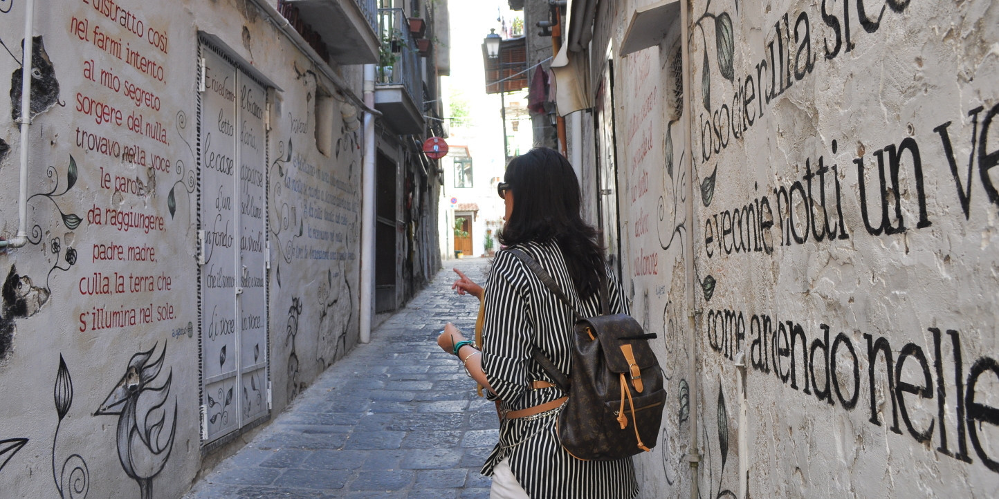 Stradine nel centro storico di Salerno con scritte murali durante una escursione