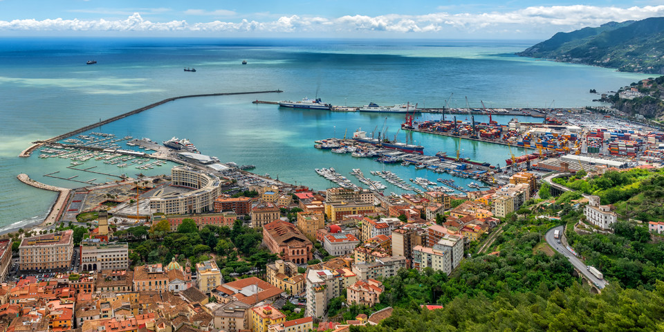 Salerno vista aerea con il porto e il Golfo