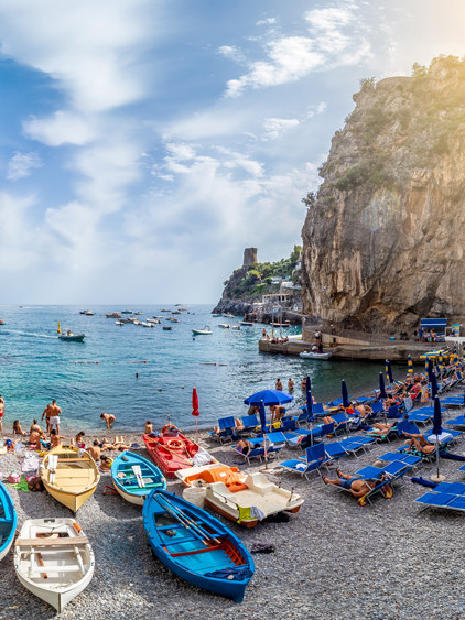 Marina di Praia a Praiano, baia tra le scogliere con la Torre a Mare