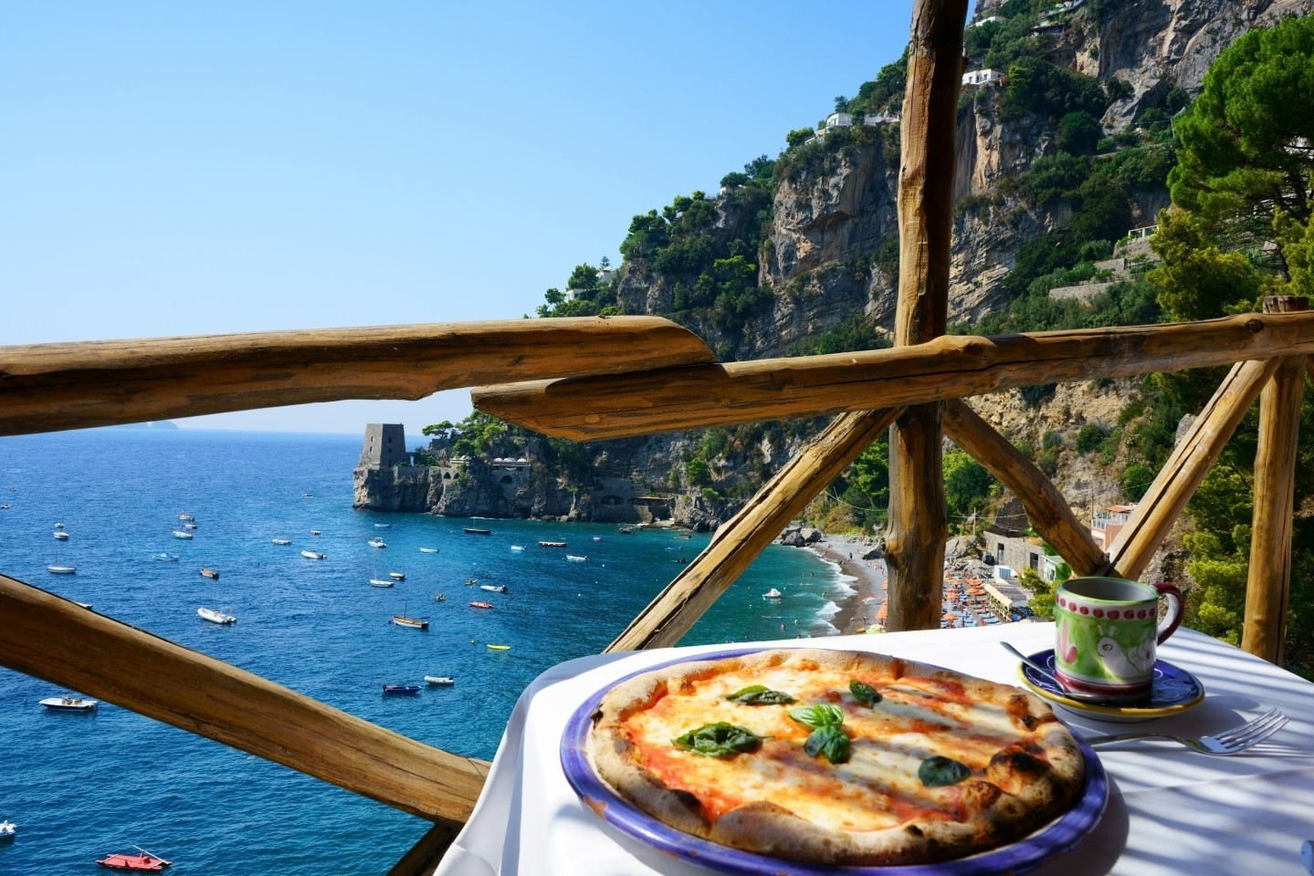 Pizza con vista mare a Positano sulla Costiera Amalfitana