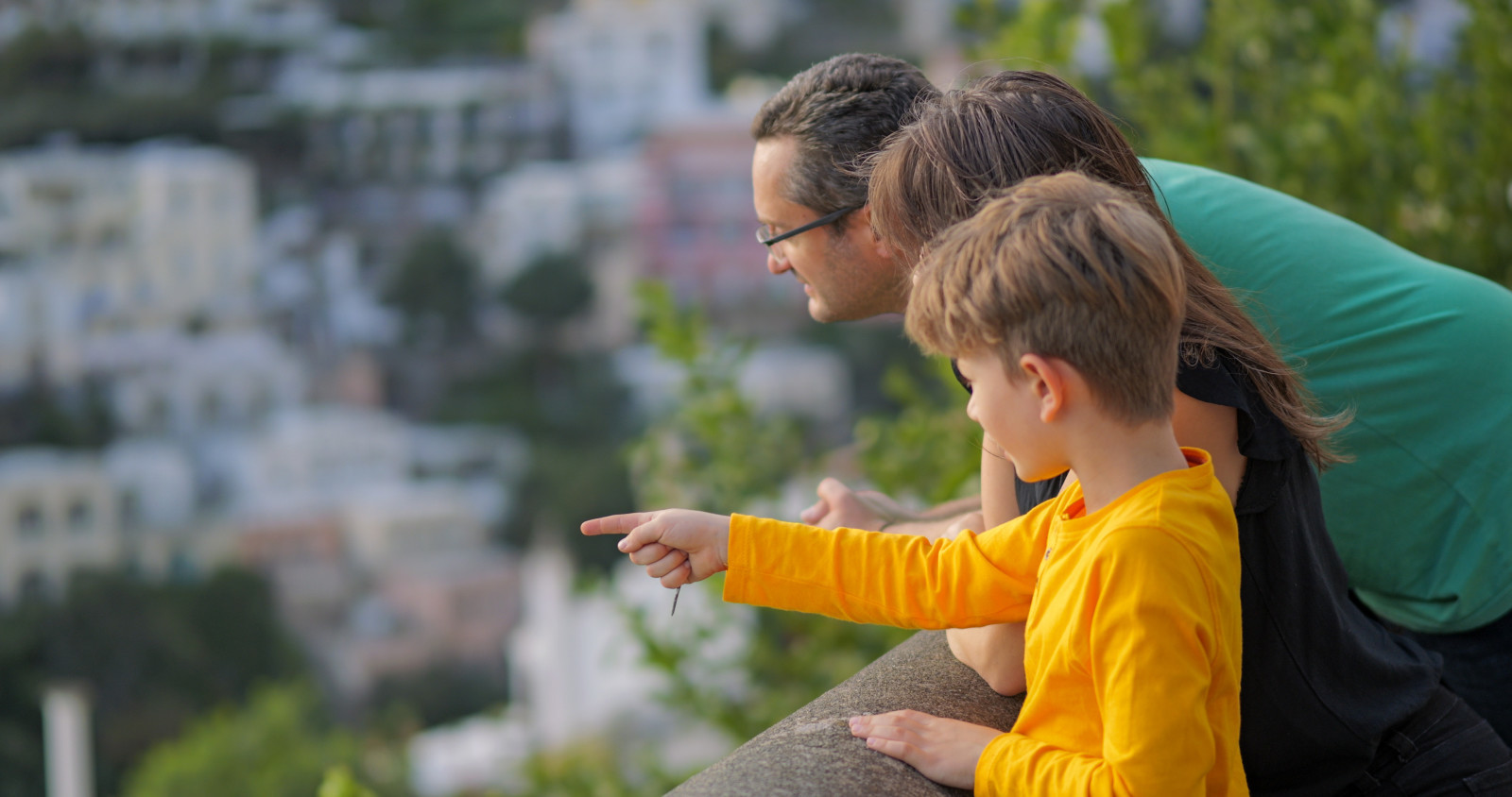 Famiglia che ammira il panorama di Positano sulla Costiera Amalfitana