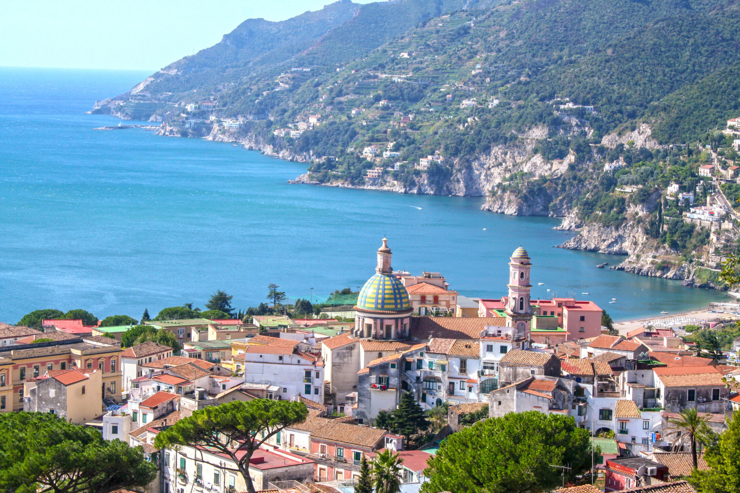 La porta d'accesso alla Costiera Amalfitana: la splendida cupola in ceramica di Vietri sul Mare che domina il Golfo di Salerno.