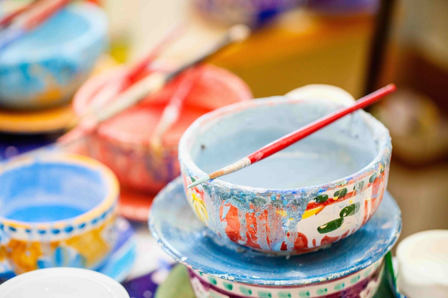 Hands-on experiences: creative ceramic decoration classes for children and families in Vietri.