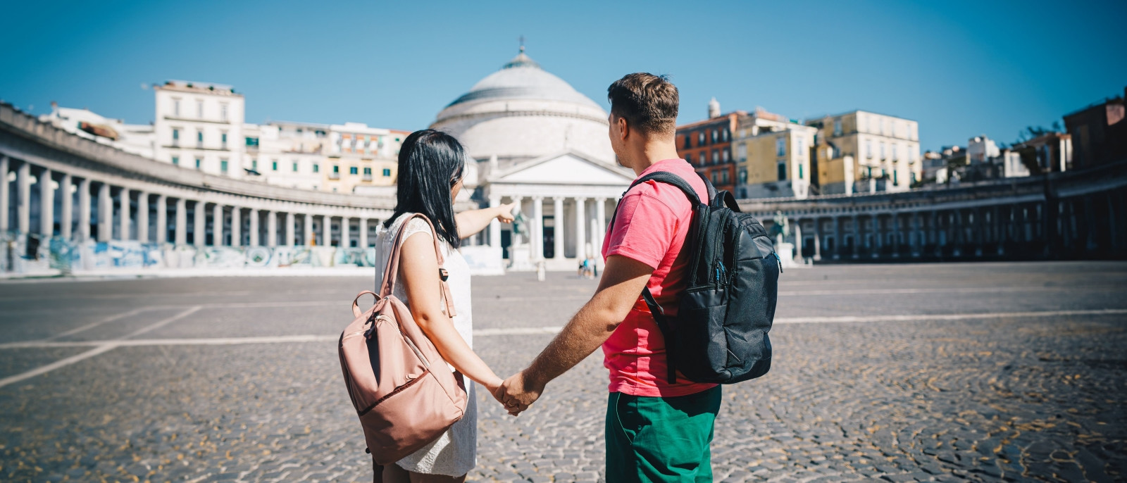 Coppia in visita a Piazza del Plebiscito a Napoli, Italia, durante un romantico tour a piedi