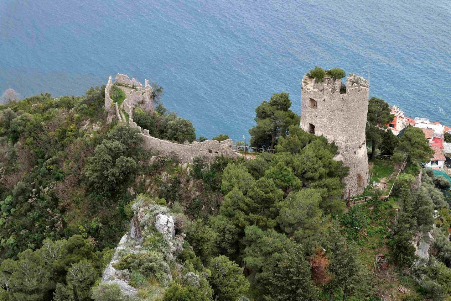 Veduta aerea della Torre dello Ziro ad Atrani con le antiche mura di cinta a picco sul mare della Costiera Amalfitana