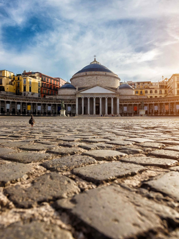 Coppia in visita a Piazza del Plebiscito a Napoli, Italia, durante un romantico tour a piedi