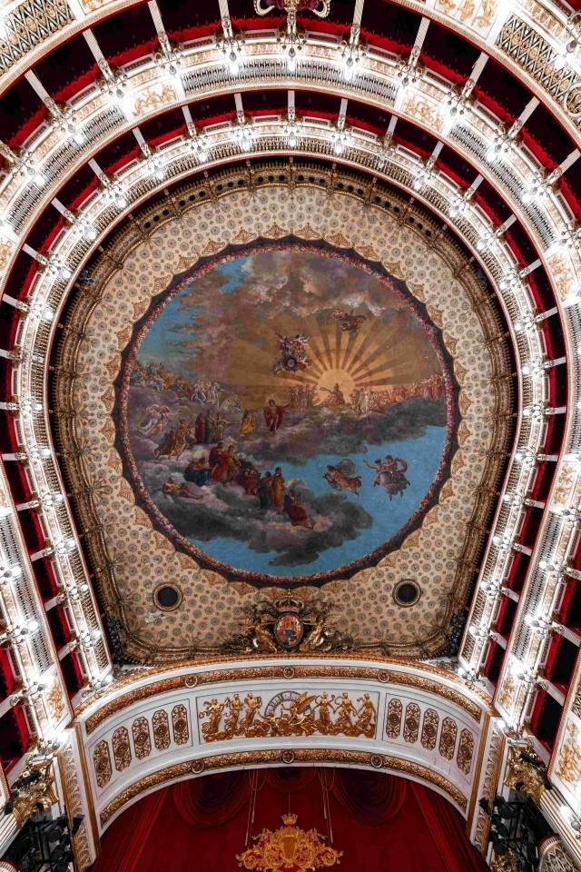 Interno del Teatro San Carlo a Napoli, Italia, durante un romantico tour culturale