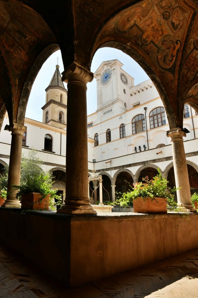 Chiostro di Santa Maria La Nova a Napoli passeggiata panoramica ed elegante