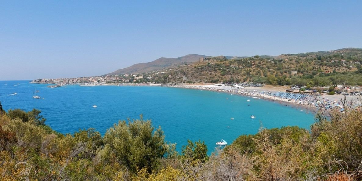 Vista panoramica sulla baia e sulla spiaggia di Marina di Camerota, sulla costa del Cilento in Campania
