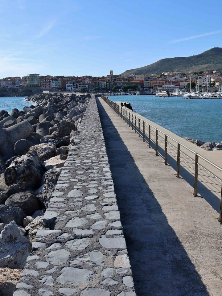 Vista del molo e del porto di Marina di Camerota sulla costa del Cilento, Campania