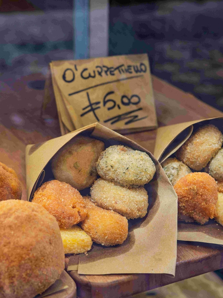 Cuoppo napoletano: tipico cibo da strada di Napoli, tour a piedi per coppie