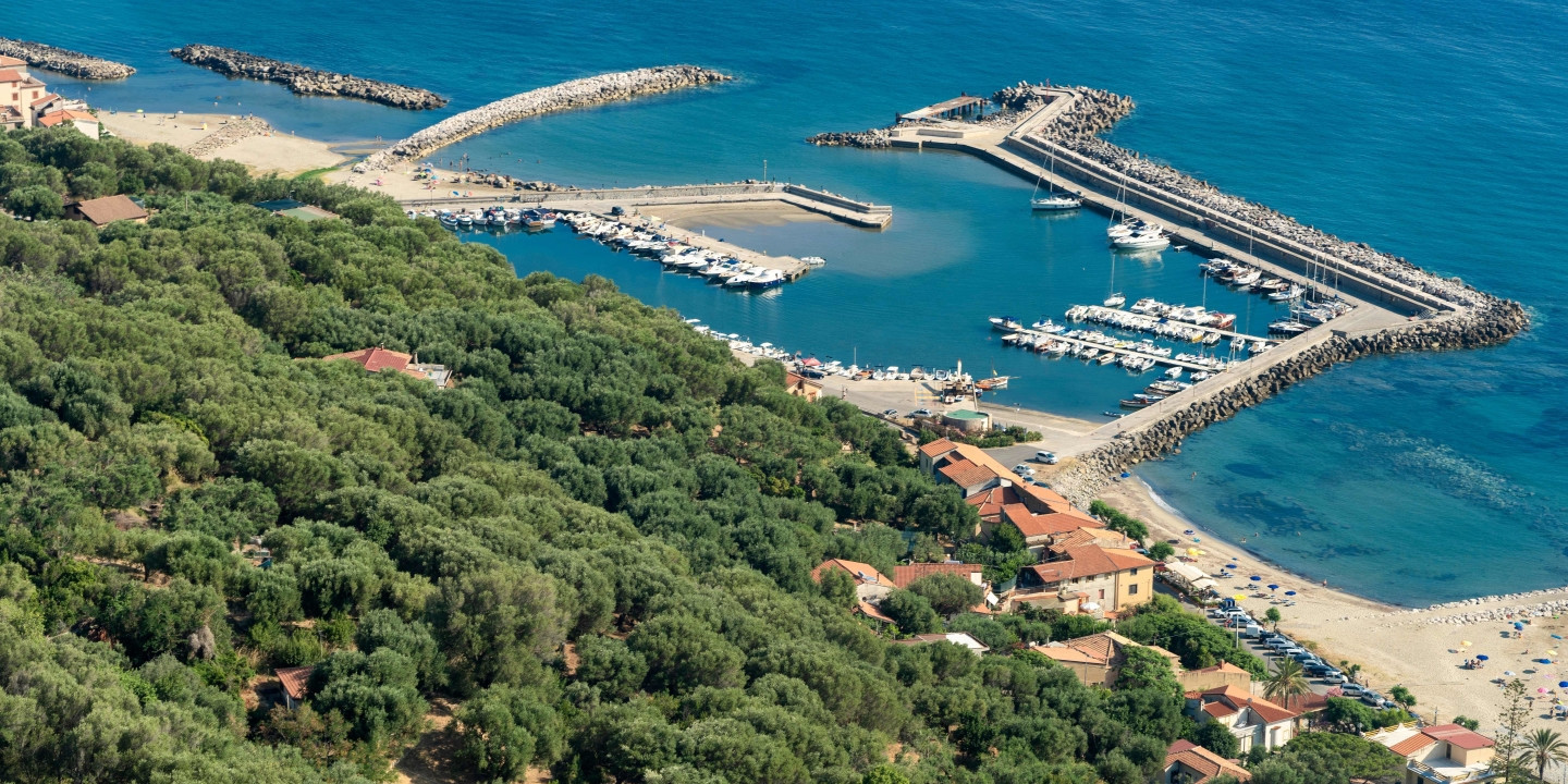 Veduta aerea del porto di Marina di Pisciotta sulla costa del Cilento in Campania