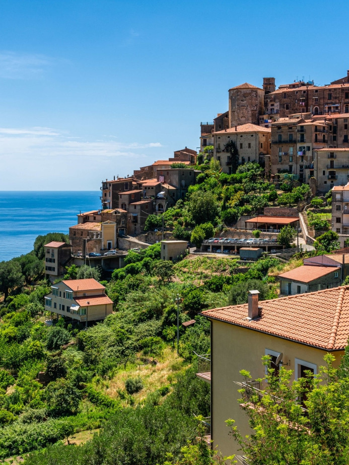 Borgo medievale di Pisciotta, in cima a una collina, che domina il Mar Tirreno sulla costa del Cilento