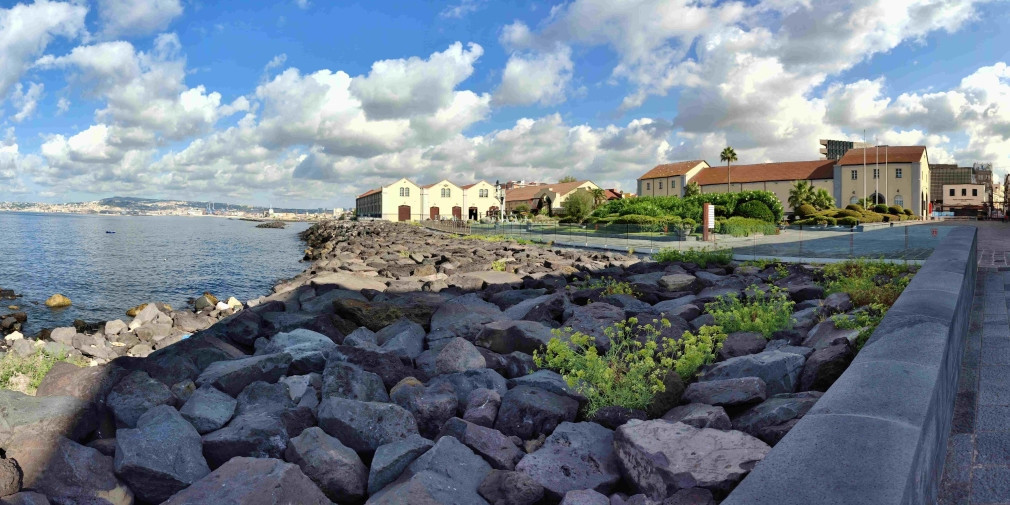 Litorale e lungomare di Portici con vista sul Golfo di Napoli in Campania