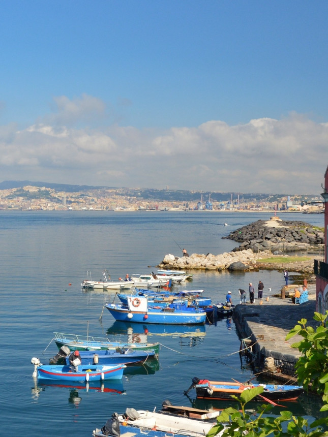 Barche da pesca nel porticciolo di Portici sul Golfo di Napoli