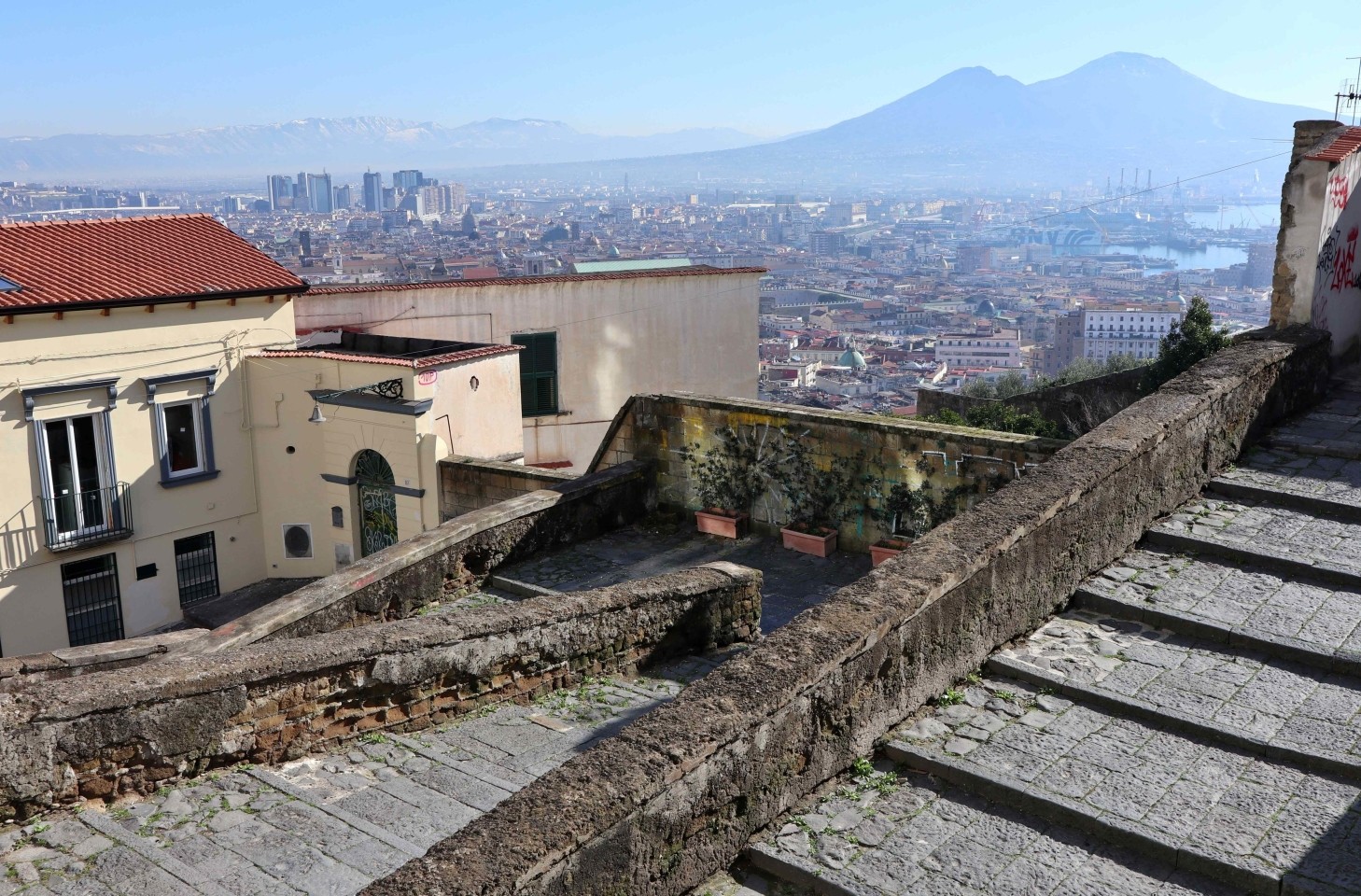 Scalinata Pedamentina San Martino con vista panoramica su Napoli e Vesuvio
