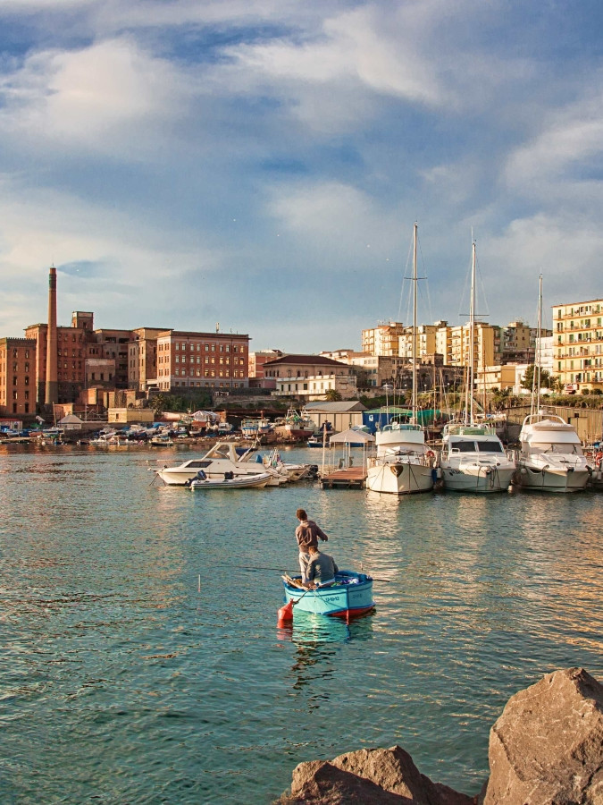 Barche da pesca nel porto di Torre del Greco sul Golfo di Napoli vicino al Vesuvio