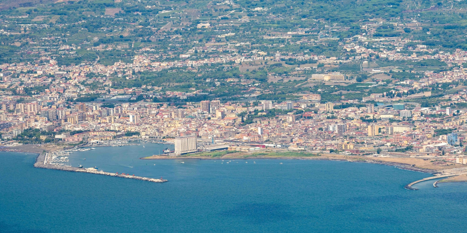 Vista aerea della costa di Torre Annunziata sul Golfo di Napoli vicino al Vesuvio