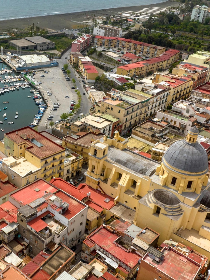 Veduta del centro storico di Torre Annunziata e della Basilica della Madonna della Neve sul Golfo di Napoli