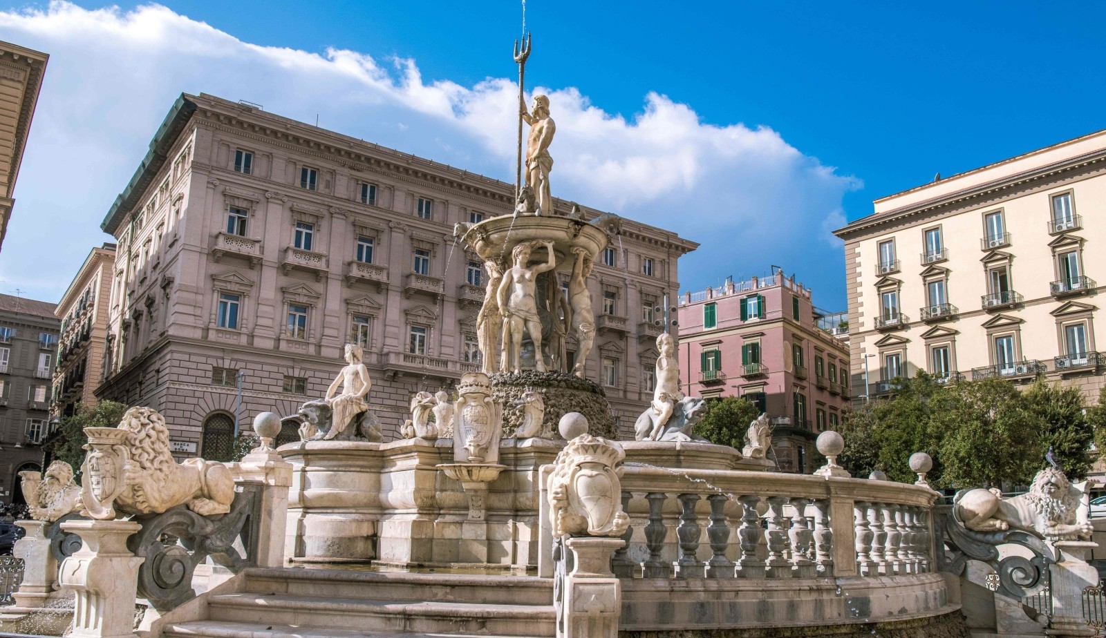 Fontana del Nettuno nel centro di Napoli durante una visita guidata a piedi