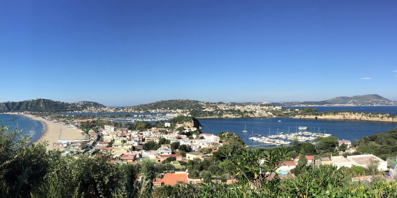 Vista panoramica su Monte di Procida e Marina di Acquamorta sul Golfo di Napoli nella zona dei Campi Flegrei