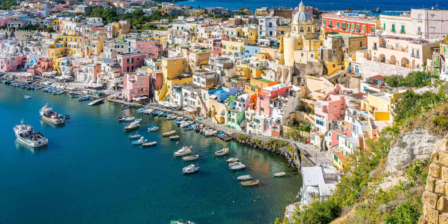 Veduta panoramica delle case colorate di Procida, Capitale della Cultura