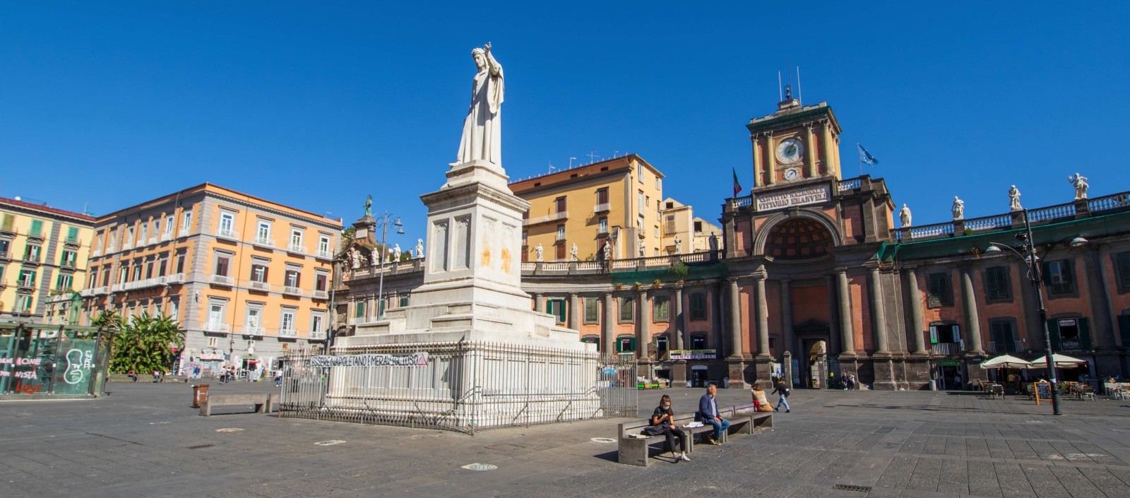 Piazza Dante nel centro storico di Napoli con la statua di Dante e gli edifici cittadini