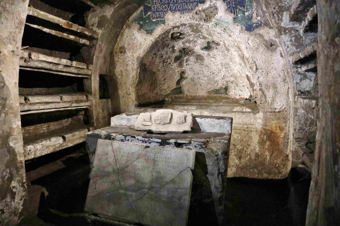 Catacombe di San Gaudioso a Napoli Rione Sanità durante un tour avventuroso sotterraneo