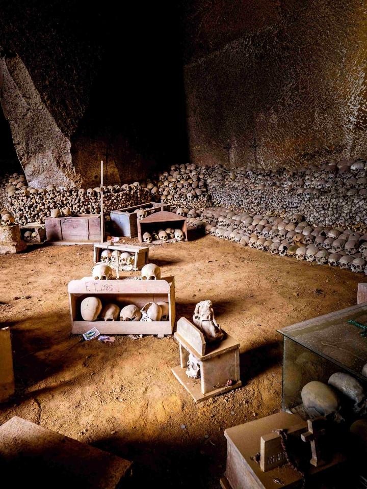 Cimitero delle fontanelle a Napoli con teschi antichi e luogo di sepoltura sotterraneo