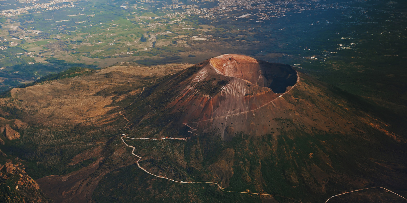 Vesuvio — il trekking sul bordo del cratere sopra il Golfo di Napoli