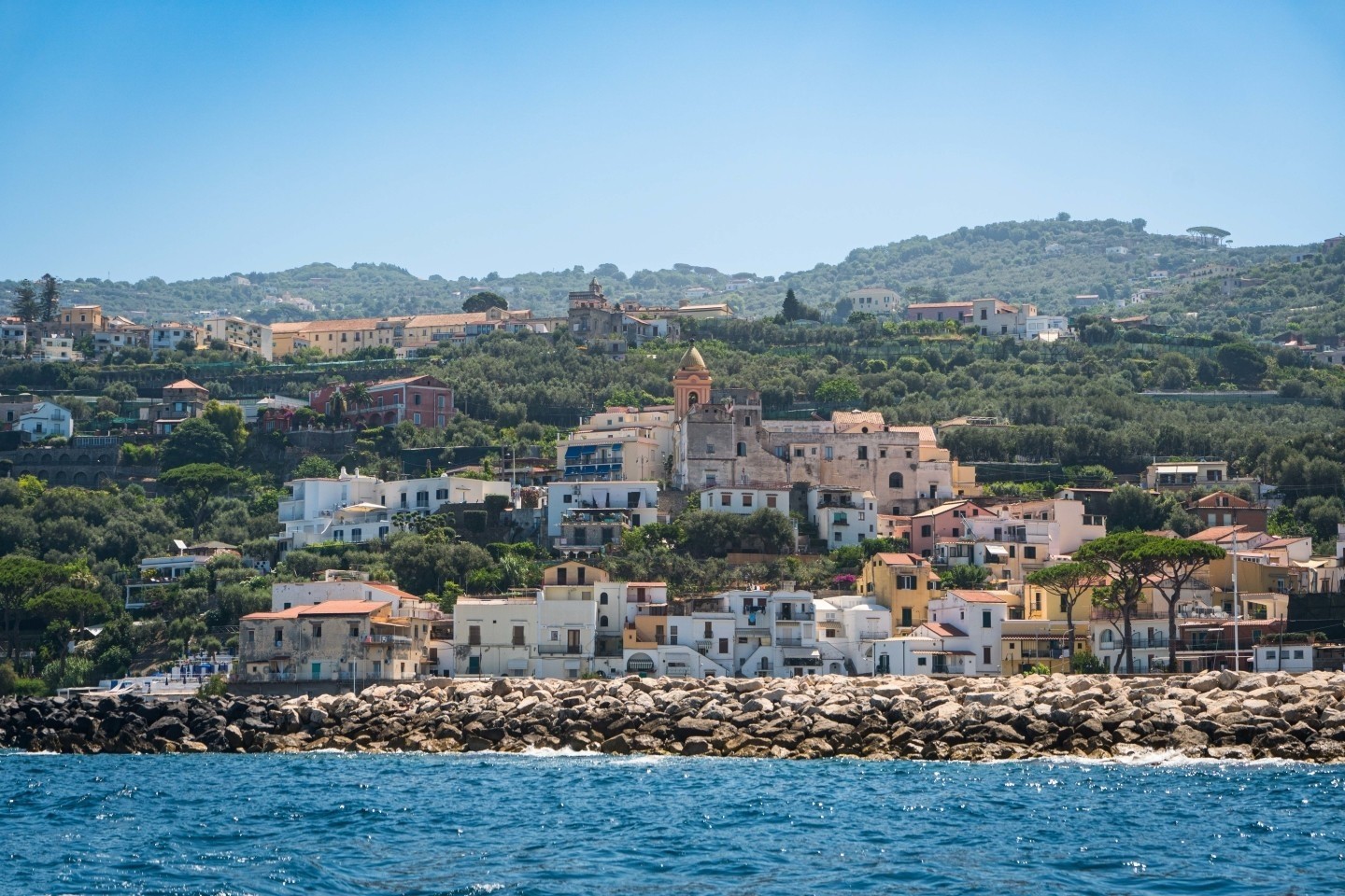 Vista del villaggio costiero di Massa Lubrense nella penisola sorrentina con case colorate e paesaggio marinaro