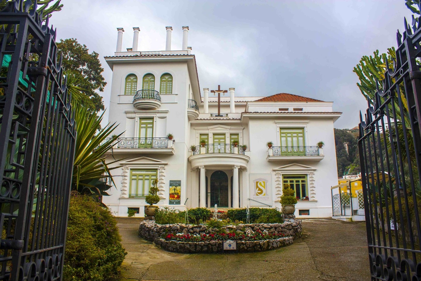 Famiglia in visita alla Villa Comunale di Sorrento durante una gita di famiglia.