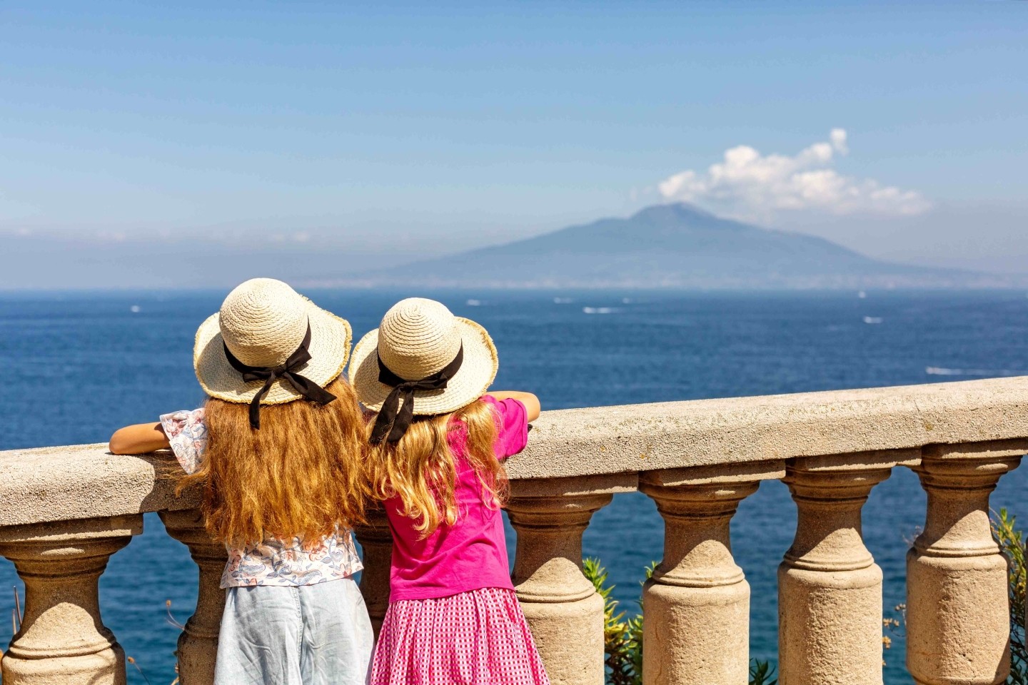 Famiglia lungo il lungomare di Sorrento durante una giornata di esplorazione in Costiera.