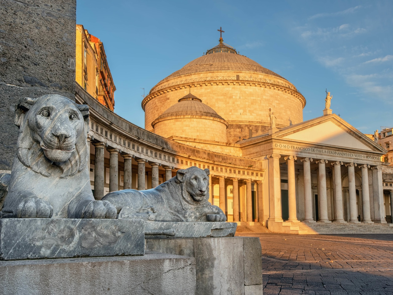 Piazza del Plebiscito a Napoli, con i leoni in bronzo e la Basilica di San Francesco di Paola