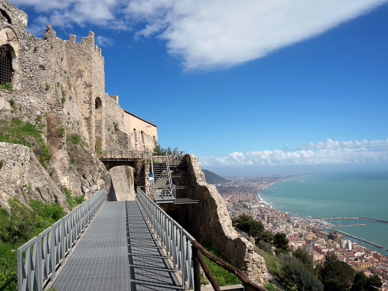 Vista di Salerno dal Castello di Arechi con panorama sulla città e sulla costa