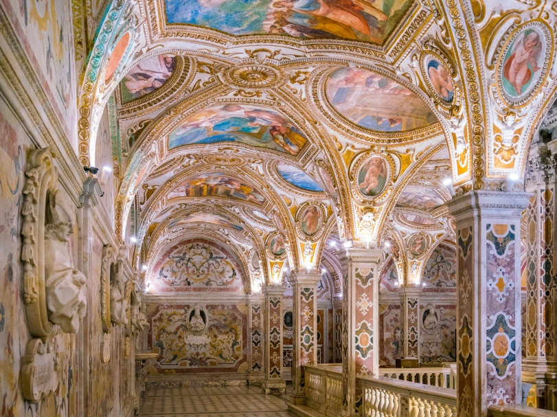 Affreschi barocchi e interni decorati nella cripta del Duomo di Salerno