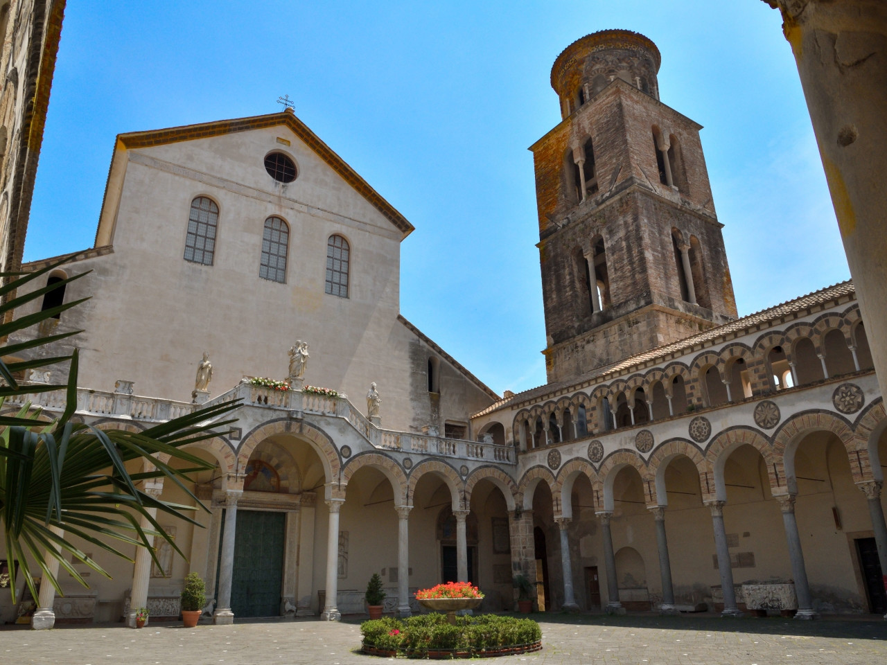 Chiostro del Duomo di Salerno nel centro storico con campanile e archi medievali