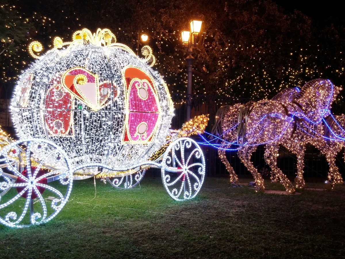Installazione luminosa Luci d'Artista a Salerno con carrozza illuminata di notte