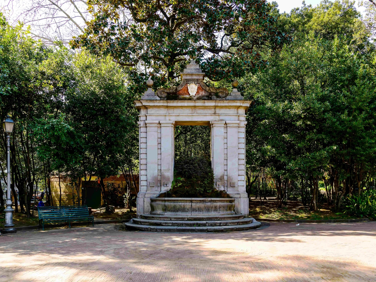 Giardino pubblico a Salerno con alberi e area verde tranquilla in città