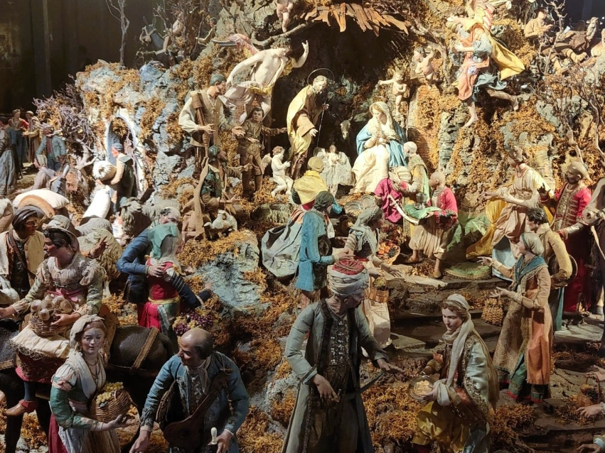 Un presepe napoletano artistico all'interno della Reggia di Caserta, che mette in mostra l'artigianato tradizionale e il patrimonio culturale.