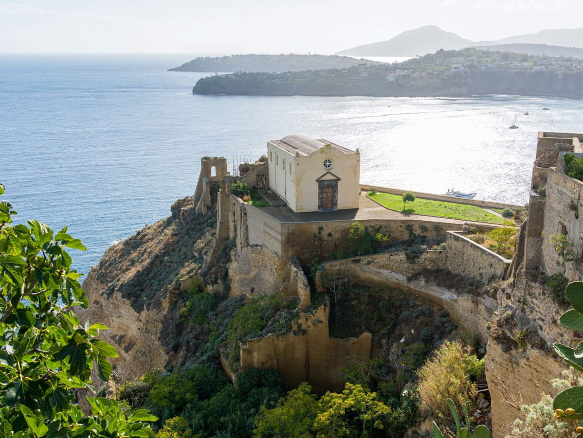Panorama di Terra Murata a Procida con abbazia storica e vista sul Golfo di Napoli e sul mare