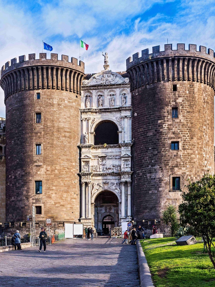 Castel Nuovo conosciuto anche come Maschio Angioino a Napoli Italia durante un giro turistico per tutta la famiglia