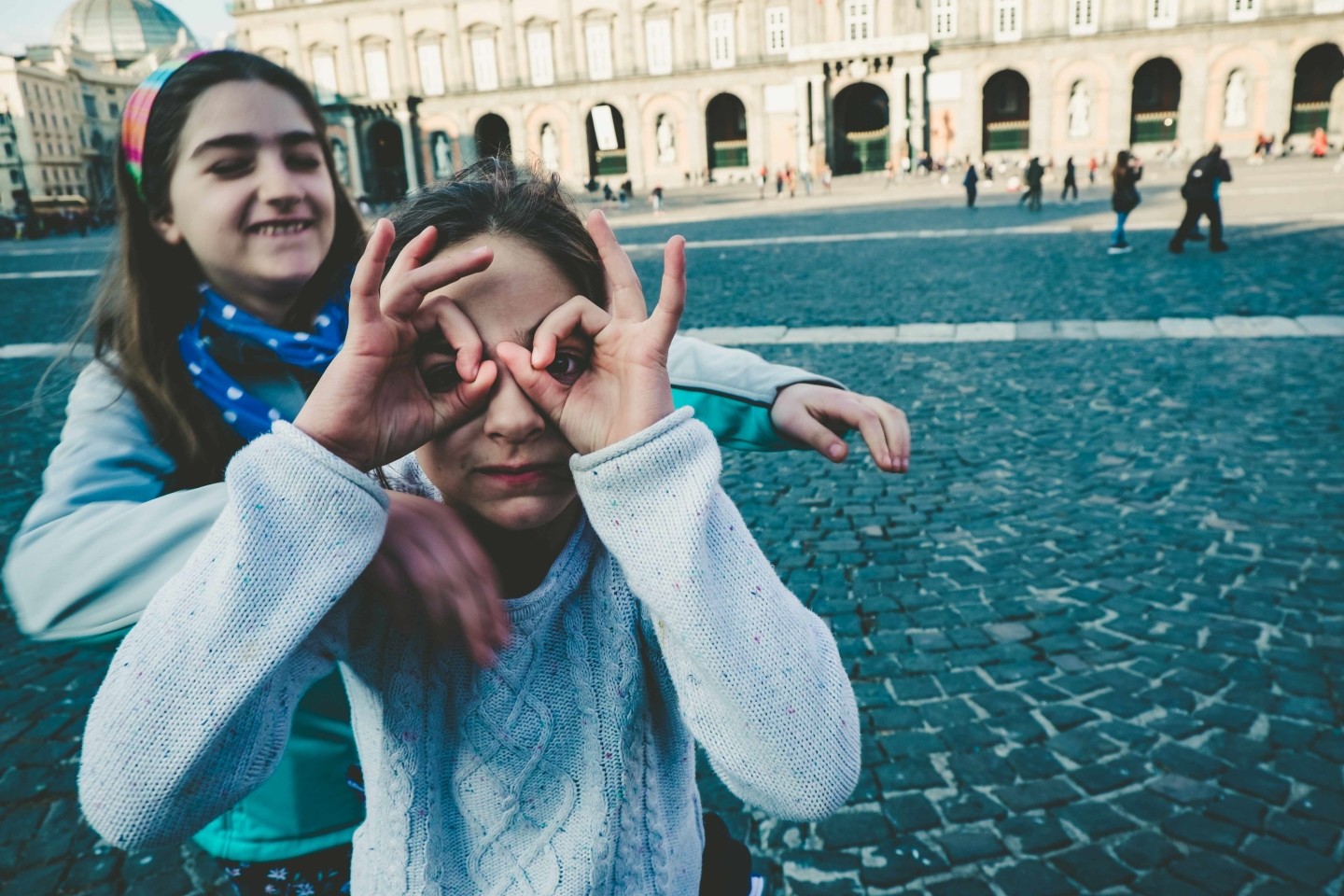 Bambini che giocano in Piazza del Plebiscito durante un tour in famiglia a Napoli