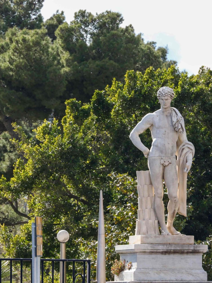 Parco della Villa Comunale a Napoli, Italia, vicino alla Stazione Zoologica Anton Dohrn, sosta rilassante durante un tour in famiglia