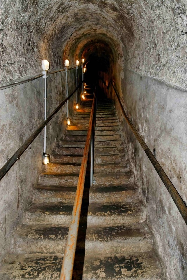 Scale del tunnel sotterraneo di Napoli durante una visita guidata per famiglie a Napoli