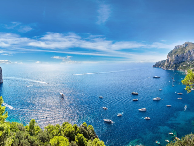 Vista panoramica di Capri con i Faraglioni e il mare turchese